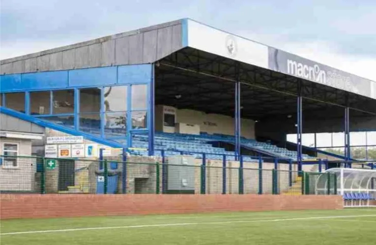Khán đài chính (Main Stand) hiện đại tại sân The Silverlands của Buxton FC