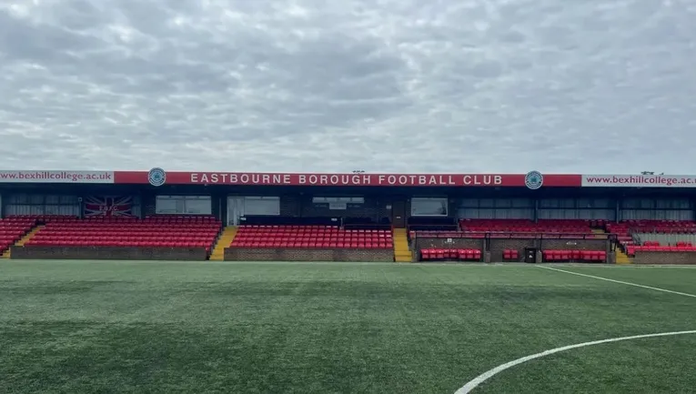 Khán đài chính Main Stand sừng sững tại sân Priory Lane, trung tâm của mọi hoạt động.