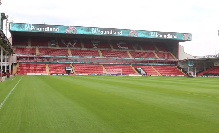 Khán đài chính Main Stand tại Bescot Stadium, với thiết kế hai tầng và các hộp VIP dành cho khách