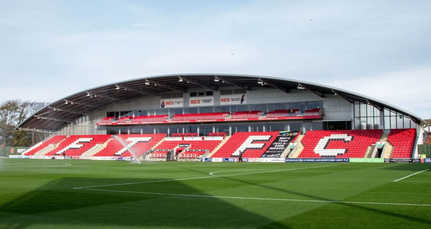 Khán đài chính Main Stand tại Highbury Stadium, sân của Fleetwood Town