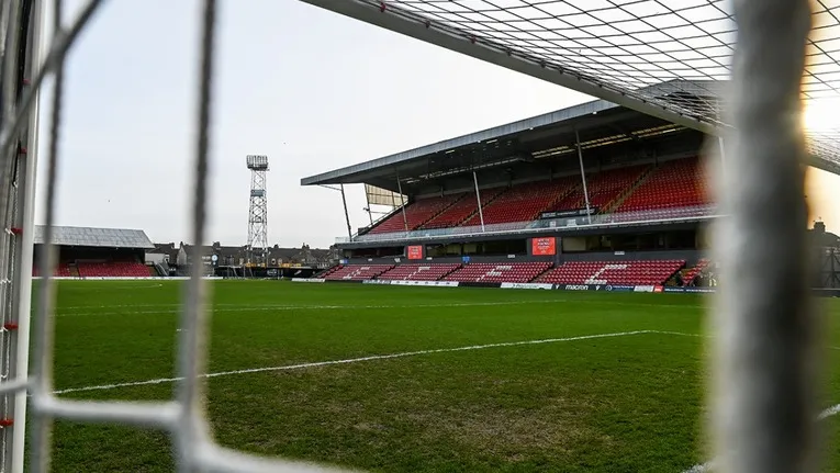 Khán đài chính Main Stand tại sân Blundell Park, nơi có sức chứa lớn và lịch sử lâu đời