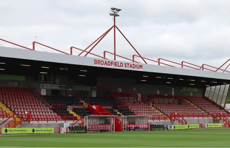 Khán đài chính Main Stand tại sân Broadfield, nơi đặt các tiện ích chính của Crawley Town