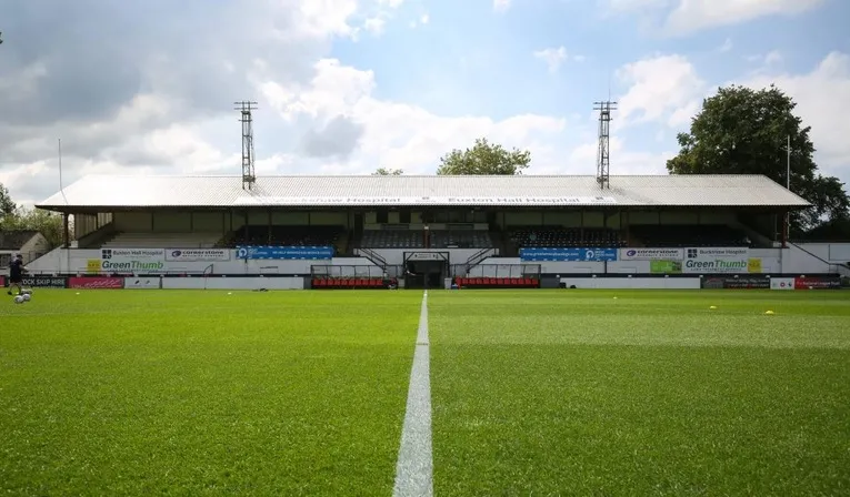 Khán đài chính Main Stand tại sân Victory Park của Chorley FC, nơi chứa khu vực ghế ngồi có mái che.