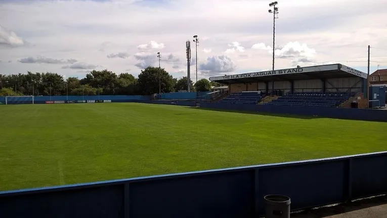 Khán đài chính (Main Stand) với các hàng ghế ngồi tại sân The Citadel, nơi trái tim Farsley Celtic đập chung nhịp