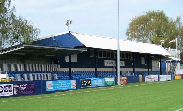 Khán đài chính (Main Stand) với các phòng chức năng tại Hardenhuish Park