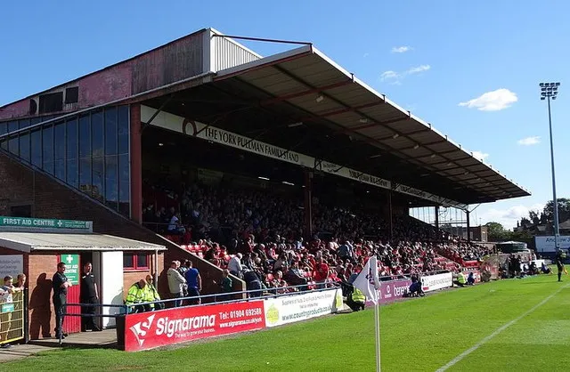 Khán đài chính Main Stand với các phòng thay đồ và văn phòng câu lạc bộ