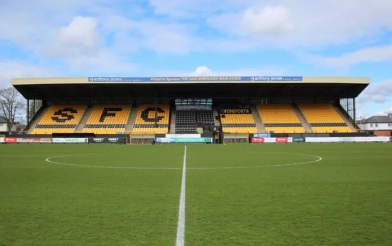 Khán đài chính (Main Stand) với khu vực ghế ngồi tại sân Haig Avenue
