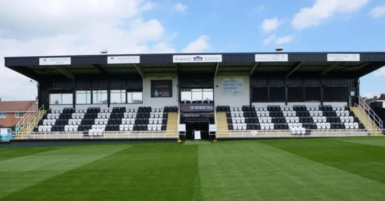 Khán đài chính Ramside Estates Main Stand tại sân The Brewery Field, khu vực trung tâm của người hâm mộ Spennymoor Town FC.