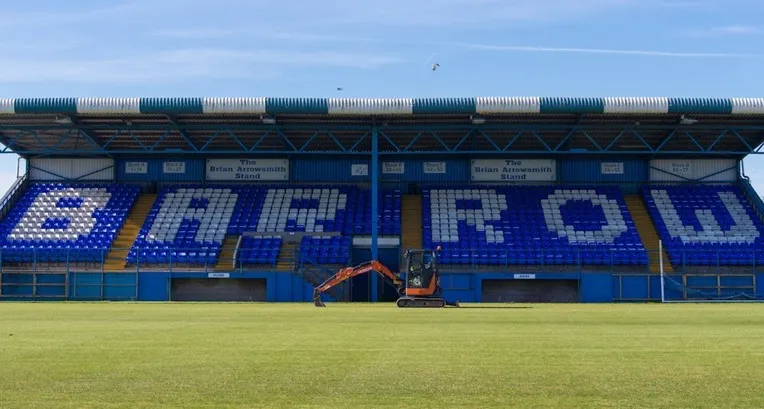 Khán đài chính sân Holker Street, kiến trúc đặc trưng bóng đá Anh