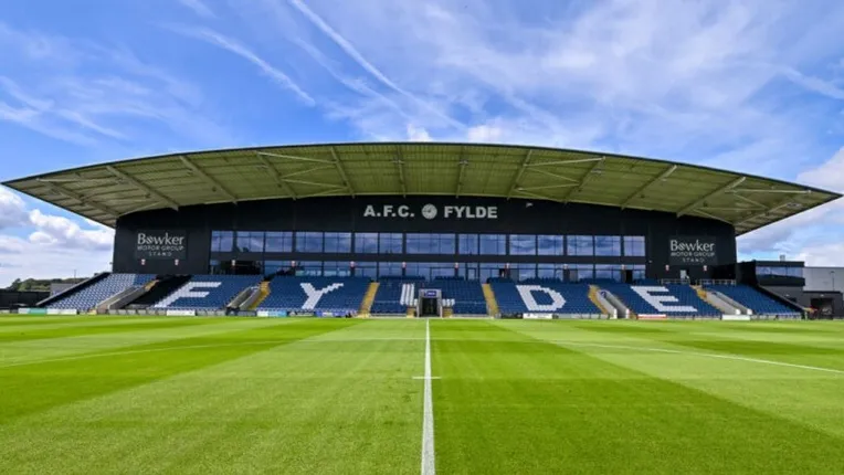 Khán đài chính West Stand tại sân vận động Mill Farm, nơi có khu vực ghế ngồi cao cấp