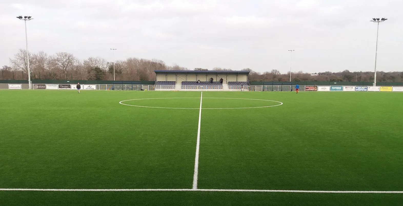 Khán đài có ghế ngồi thứ hai tại sân Parkside của Aveley FC