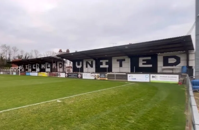 Khán đài có mái che cổ kính tại sân vận động York Road của Maidenhead United