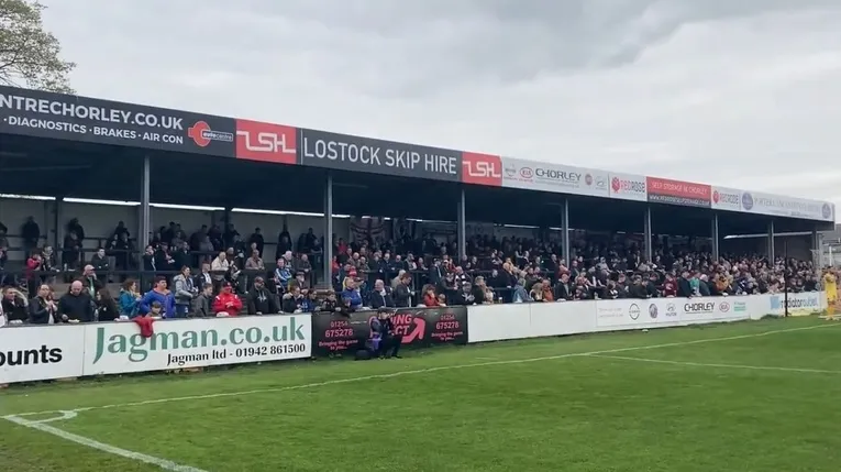 Khán đài có mái che phía sau cầu môn tại Victory Park, khu vực cổ vũ sôi động của người hâm mộ Chorley.