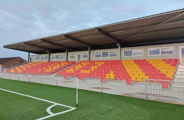 Khán đài có mái che tại Meadow Park Stadium, nơi người hâm mộ Gloucester City cổ vũ