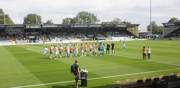 Khán đài Cowlin Stand tại Huish Park trong trận đấu Yeovil Town với Luton Town