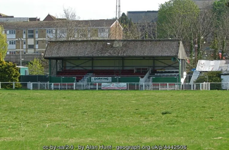 Khán đài cũ lịch sử tại sân Meadowbank, nơi Dorking FC từng thi đấu