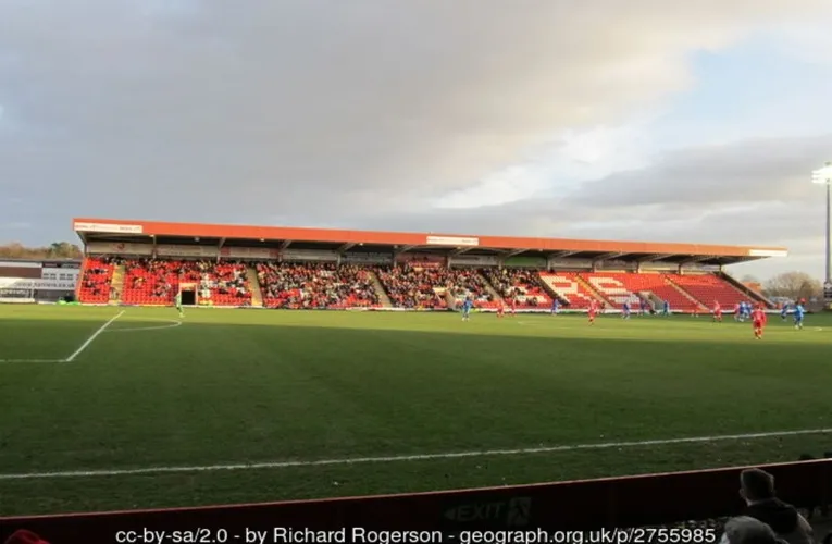 Khán đài East Stand của sân Aggborough, nơi chứng kiến nhiều trận cầu kịch tính.