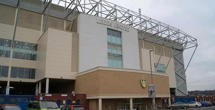 Khán đài East Stand của sân Elland Road với hai tầng riêng biệt, nơi có các khu vực VIP