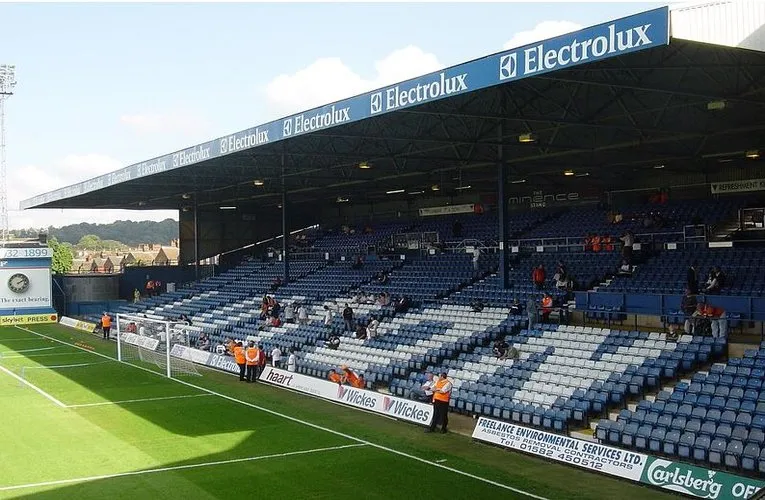 Khán đài East Stand của sân Kenilworth Road, một phần kiến trúc đặc trưng của sân nhà Luton Town