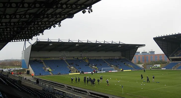 Khán đài East Stand tại sân Kassam, khu vực của người hâm mộ Oxford United