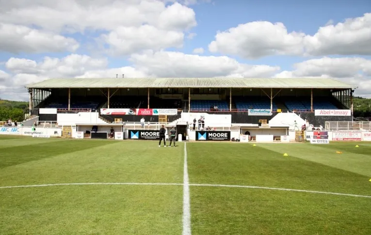 Khán đài Grandstand, khu vực chính của sân vận động Twerton Park, Bath