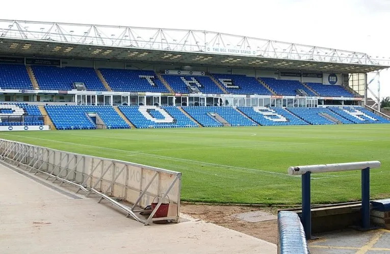 Khán đài hiện đại của sân vận động Weston Homes, nơi CĐV Peterborough United cổ vũ.
