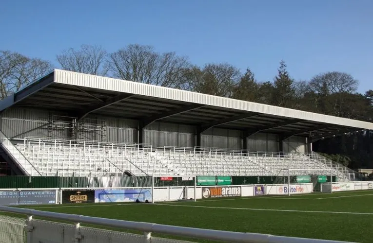 Khán đài mới phía sau khung thành tại sân Gallagher Stadium, biểu tượng của sự phát triển