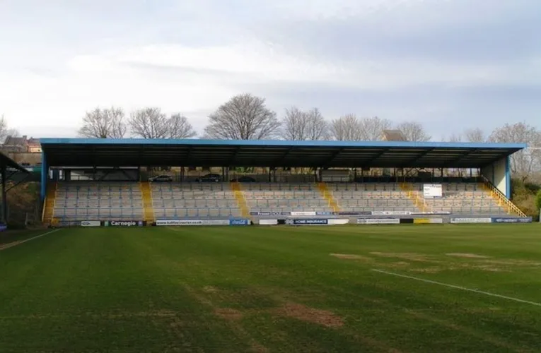 Khán đài North Stand tại The Shay Stadium, nơi thường dành cho các cổ động viên đội khách