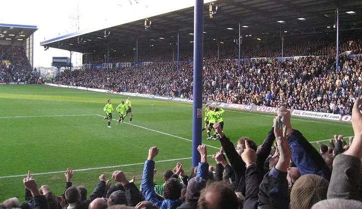 Khán đài North Stand với kiến trúc hai tầng tại sân Fratton Park