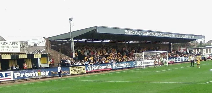 Khán đài North Terrace hay còn gọi là Newmarket Road End tại sân Abbey Stadium.