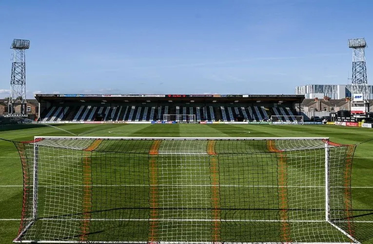 Khán đài phía sau cầu môn tại Blundell Park, nơi cổ động viên đội nhà và đội khách tạo nên không khí sôi động