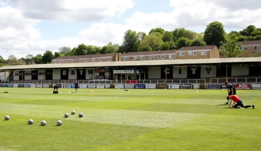 Khán đài Popular Side sôi động tại sân Twerton Park, nơi cổ động viên Bath City FC cuồng nhiệt