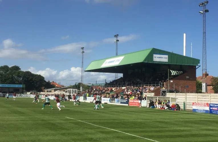 Khán đài Port of Blyth tại sân Croft Park, nơi lưu giữ tinh thần cuồng nhiệt của người hâm mộ Blyth Spartans