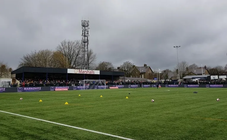 Khán đài Railway End tại sân The Silverlands, nơi cổ động viên Buxton FC cổ vũ