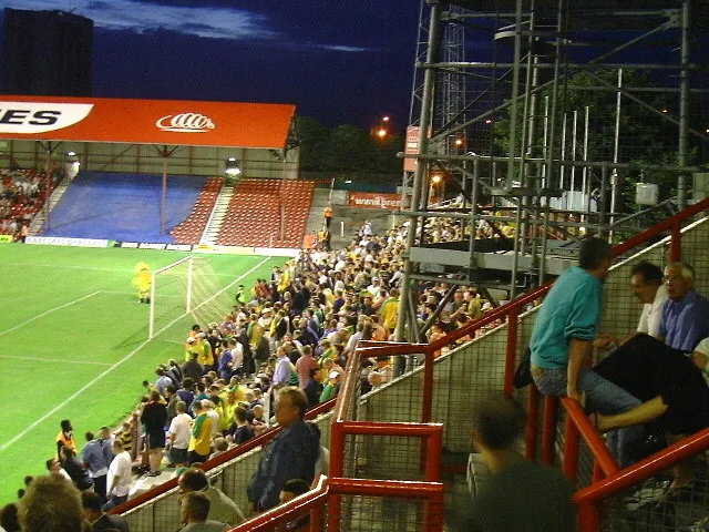 Khán đài sân Griffin Park nhìn từ xa, nơi cổ động viên đội khách từng đứng reo hò.