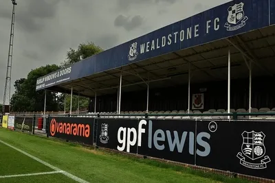 Khán đài sân Grosvenor Vale, ngôi nhà của Wealdstone FC với màu xanh đặc trưng