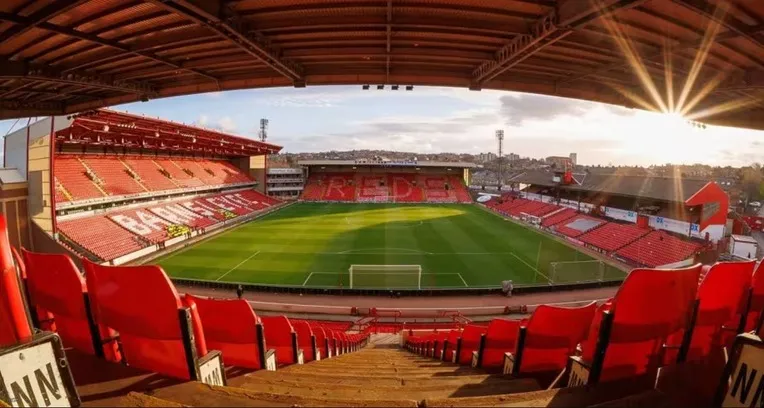 Khán đài sôi động của sân vận động Oakwell trong một ngày thi đấu, thể hiện không khí cuồng nhiệt của người hâm mộ Barnsley FC