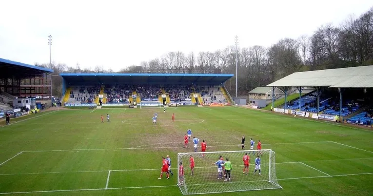 Khán đài South Stand tại The Shay Stadium, khu vực sôi động của người hâm mộ chủ nhà FC Halifax Town
