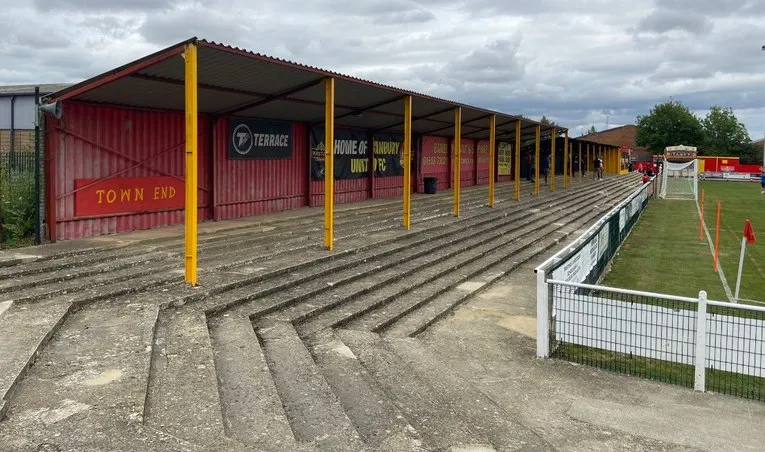 Khán đài Spencer Stadium nhìn từ Town End