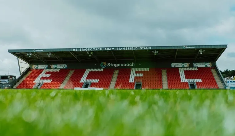 Khán đài Stagecoach Stand tại sân St. James Park của Exeter City, một trong những khu vực ngồi chính