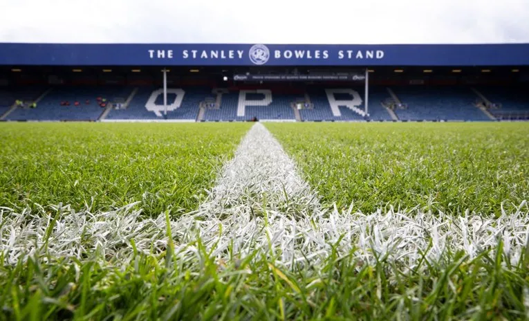 Khán đài Stanley Bowles Stand tại sân Loftus Road, một phần của lịch sử QPR