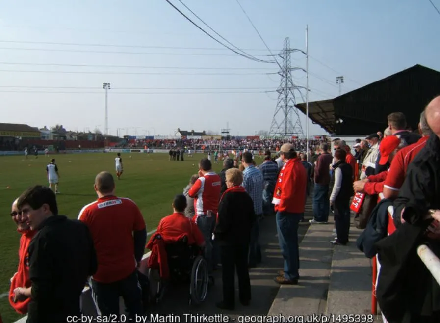 Khán đài Stonebridge Road rộn ràng trong một ngày diễn ra trận đấu của Ebbsfleet United