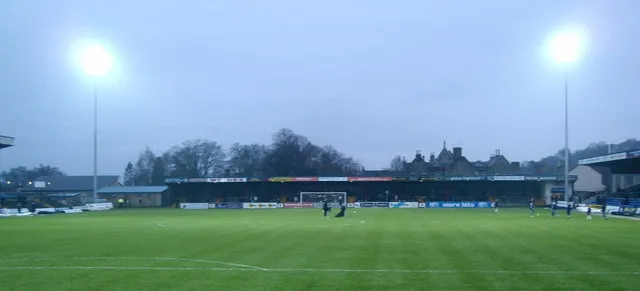 Khán đài The Jail End của sân Victoria Park, nơi người hâm mộ Hartlepool United cổ vũ nhiệt tình.