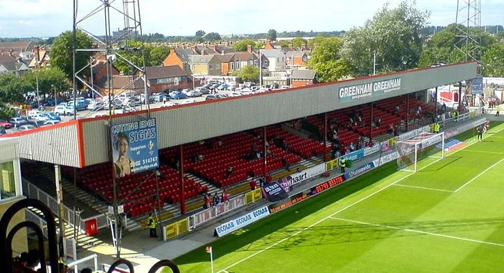 Khán đài Town End, nơi các cổ động viên cuồng nhiệt của Swindon Town tập trung tại County Ground