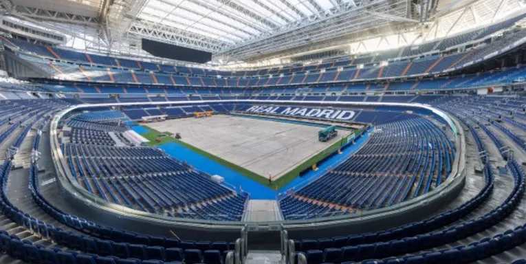 Khán đài và ghế ngồi bên trong sân vận động Santiago Bernabéu