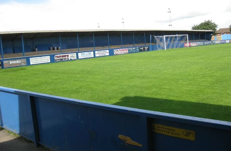 Khán đài West Stand hay còn gọi là 'The Shed', khu vực đứng có mái che được yêu thích bởi các cổ động viên Farsley Celtic