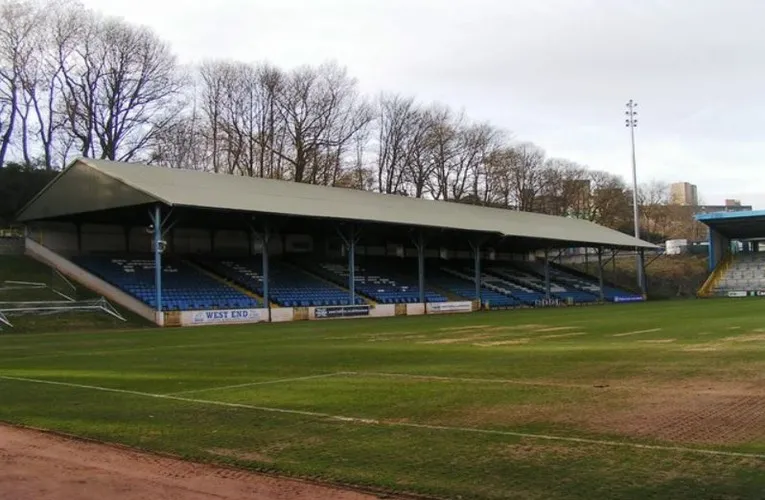 Khán đài West Stand tại The Shay Stadium, phần cổ kính nhất của sân