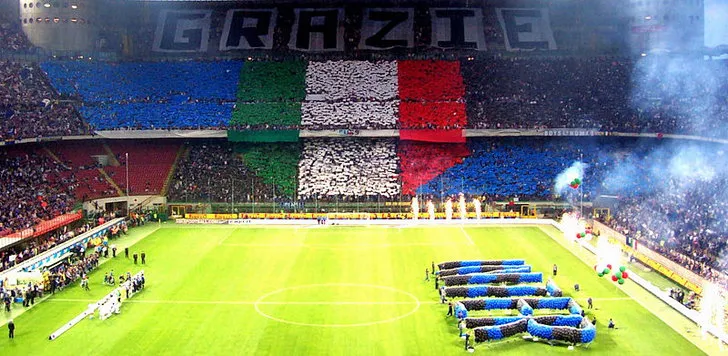 Khán giả cuồng nhiệt của Inter Milan trên khán đài San Siro, tạo nên không khí sôi động.