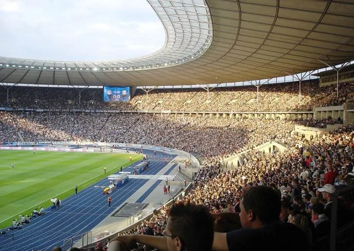 Khán giả tại Olympiastadion Berlin cuồng nhiệt cổ vũ đội nhà