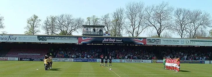 Khoảnh khắc giao bóng mở màn một trận đấu tại Bootham Crescent